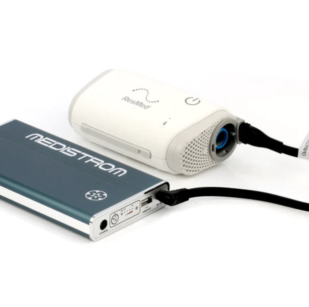 Batería portátil para CPAP, ideal para viajes y uso continuo de dispositivos médicos respiratorios.