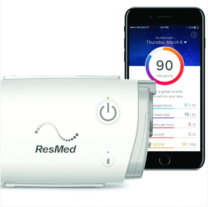 Equipo Resmed AirMini con Mask Pack N30, solución portátil eficiente para apnea del sueño y comodidad óptima.