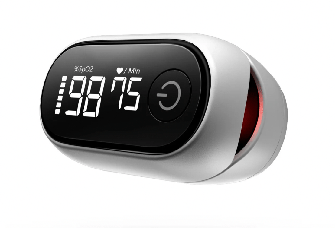 Oxímetro digital Oxiline Pulse 7S Pro midiendo el nivel de oxígeno en la sangre para control preciso de salud.