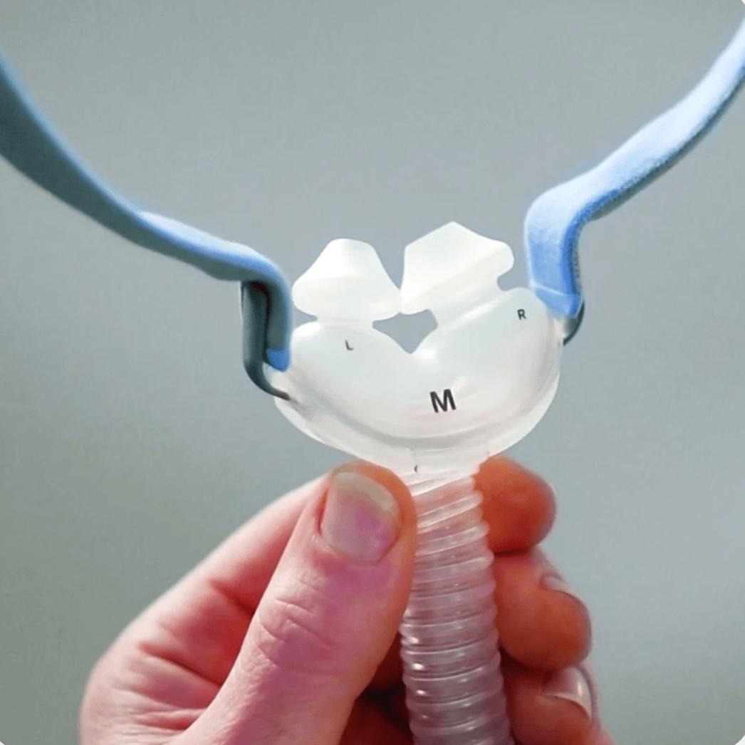Mascarilla nasal CPAP ResMed para tratamiento de apnea del sueño, diseño cómodo y eficiente para adultos.