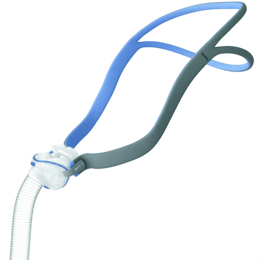 Mascarilla nasal CPAP ResMed para tratamiento de apnea del sueño, diseño cómodo y eficiente para adultos.