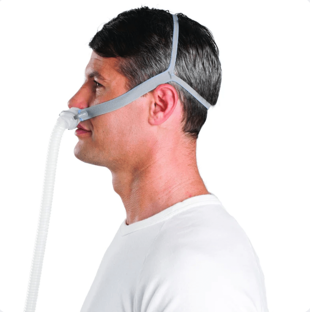 Mascarilla nasal CPAP ResMed para tratamiento de apnea del sueño, diseño cómodo y eficiente para adultos.
