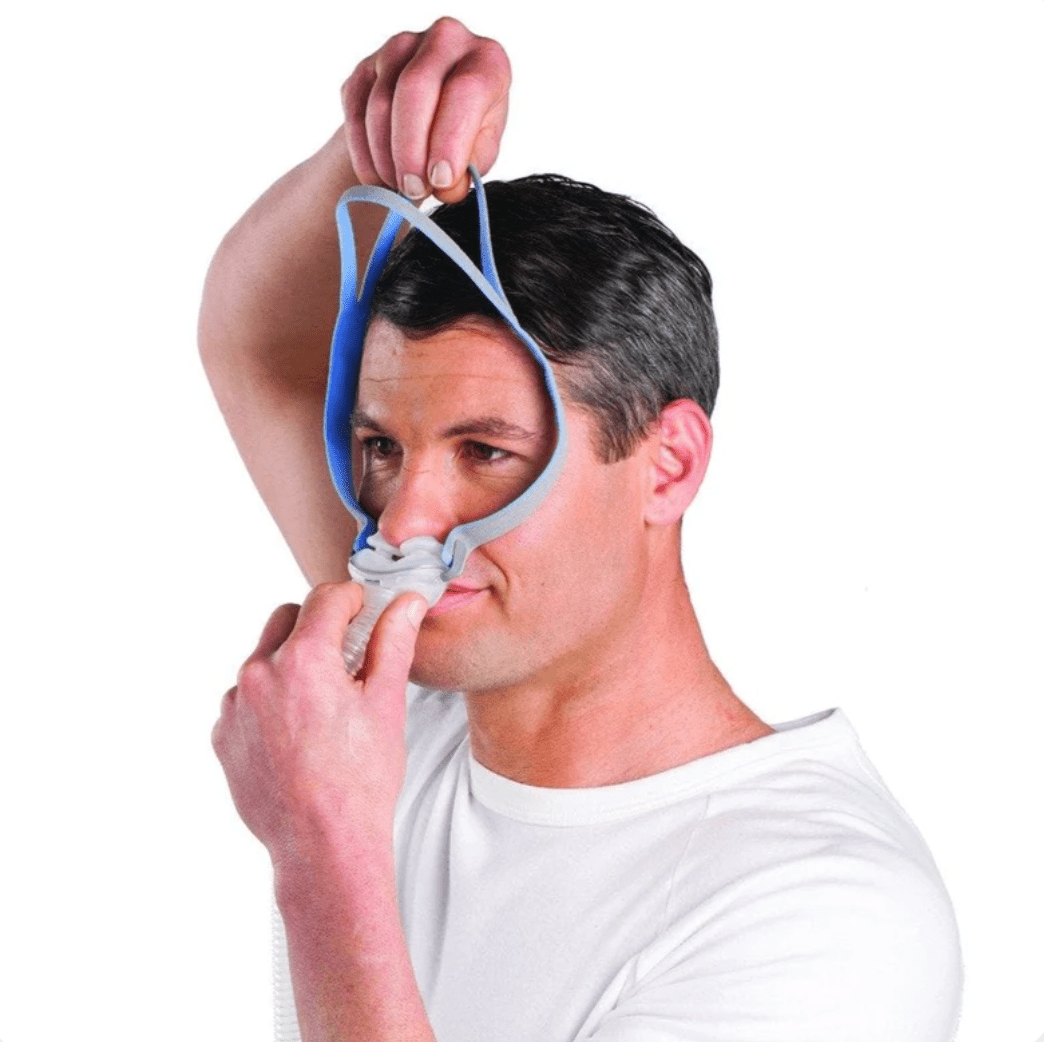 Mascarilla nasal CPAP ResMed para tratamiento de apnea del sueño, diseño cómodo y eficiente para adultos.