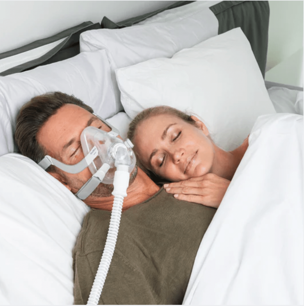 Máquina CPAP ResMed de última generación para tratamiento efectivo de apnea del sueño, diseño compacto y silencioso.