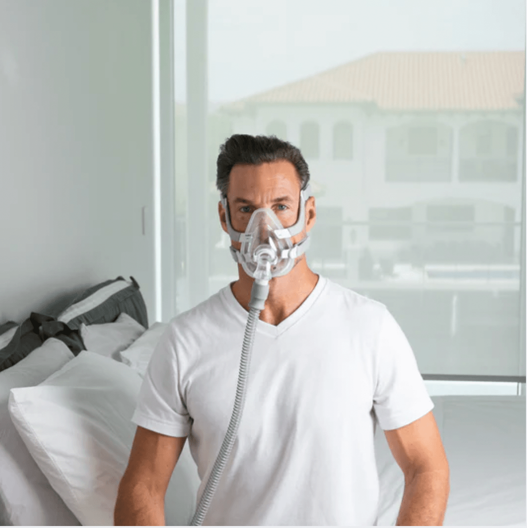 Máquina CPAP ResMed de última generación para tratamiento efectivo de apnea del sueño, diseño compacto y silencioso.