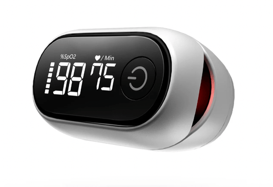 Oxímetro digital Oxiline Pulse 7S Pro midiendo el nivel de oxígeno en la sangre para control preciso de salud.