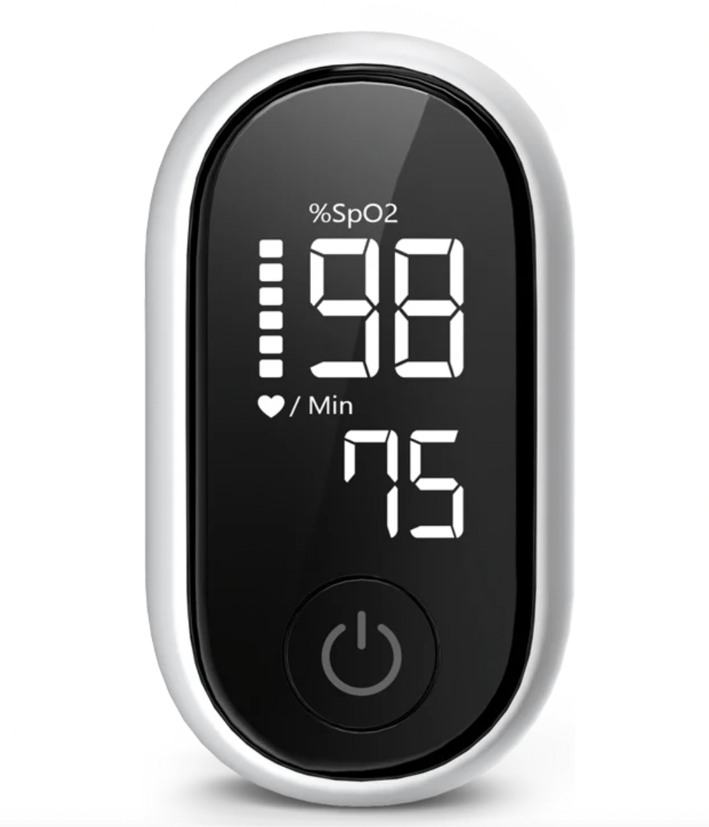 Oxímetro digital Oxiline Pulse 7S Pro midiendo el nivel de oxígeno en la sangre para control preciso de salud.